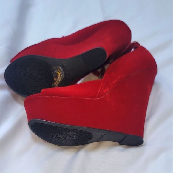 NIB, Women's Suede Red Platform by Qupid - Picture 5 of 6